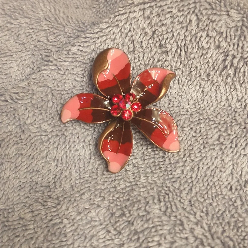 Enamel rhinestone brooch. - Picture 6 of 8